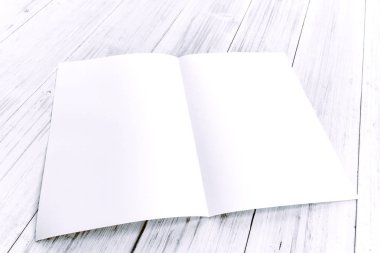 Beyaz boş kağıt dergi mockup ahşap tablo