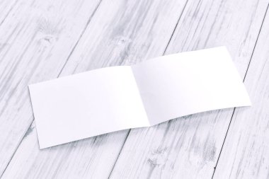 Beyaz boş kağıt dergi mockup ahşap tablo