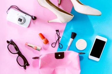 Kadın aksesuar ve ayakkabı, pembe arka plan ayarlamak kozmetik ile