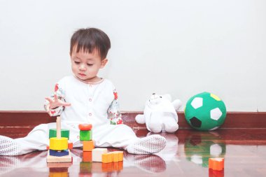 Tahta bloklarla oynama erkek bebek