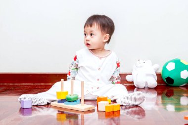 Tahta bloklarla oynama erkek bebek