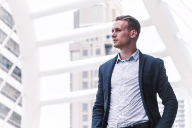 Siyah takım elbise açık havada duran yakışıklı adam portresi