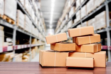 Yığın ambar zemin üzerine karton kutu