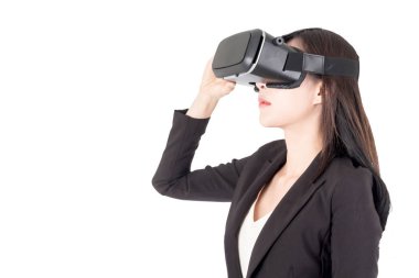 Genç kadın zevk beyaz arka plan üzerinde izole sanal gerçeklik gözlüklü