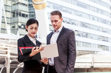 Söz ve birlikte çalışan iki iş ortakları görüntü