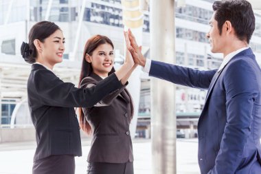 Başarılı bir yüksek beşli veren iş takımının jest