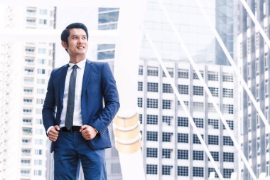 Mavi takım açık havada duran yakışıklı adam portresi