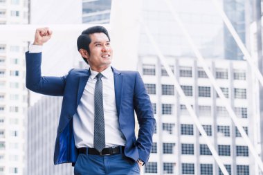 başarılı bir iş adamı yukarı kolları ile kutluyor