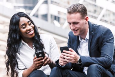 İki iş adamları birlikte smartphone teknoloji kullanın