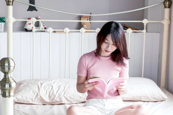 Woman Reading Book Bed Morning — Stock Photo, Image