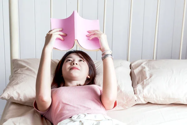 朝ベッドで本を読む女性 — ストック写真