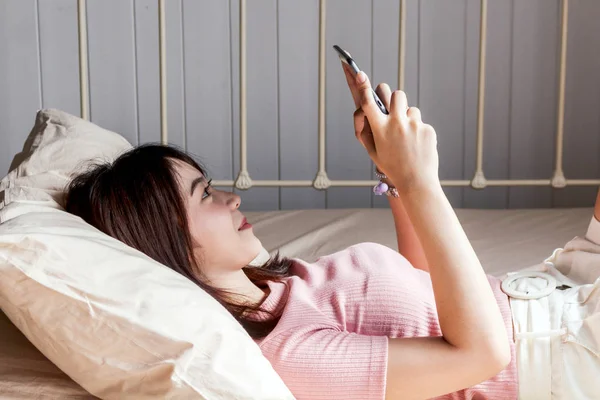 Mujer Usando Smartphone Cama —  Fotos de Stock