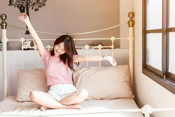 Mujer Estirándose Cama Después Despertar —  Fotos de Stock