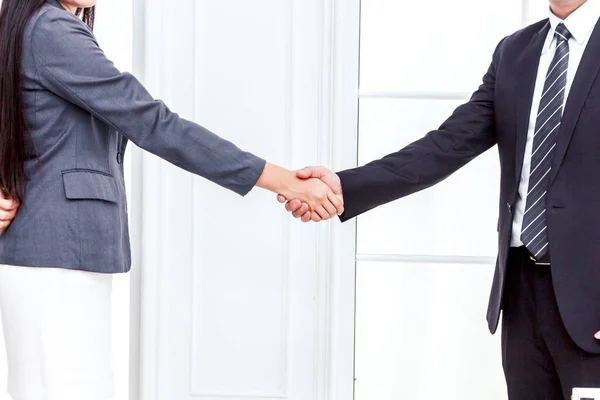 两个业务伙伴在办公室握手 — 图库照片