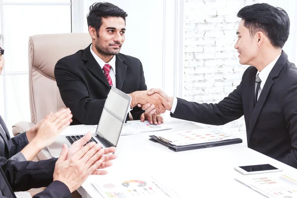 Geschäftspartner Beim Händeschütteln Amt — Stockfoto