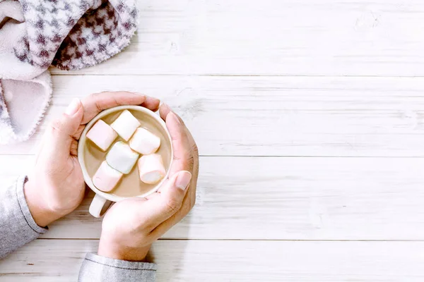 Mão Segurando Chocolate Quente Marshmallow Fundo Madeira — Fotografia de Stock