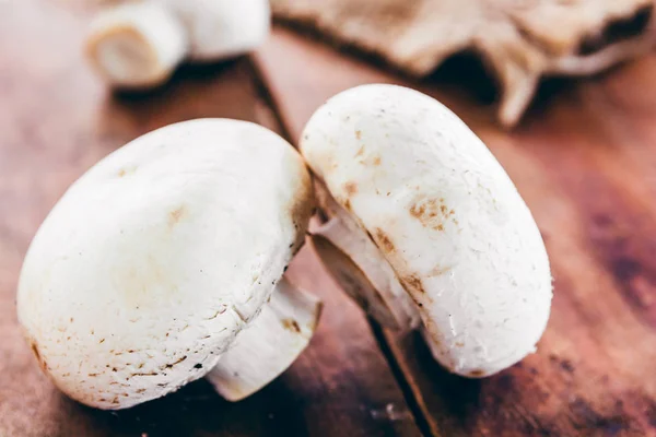 Champignons Frais Sur Table Bois — Photo