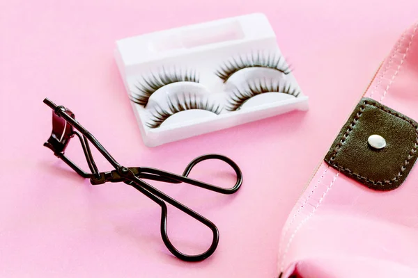 Pembe Bir Arka Plan Üzerinde Kıvırıcı Yanlış Eyelashes — Stok fotoğraf