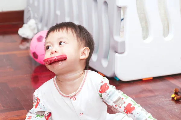 Baby Pojke Bita Leksak — Stockfoto