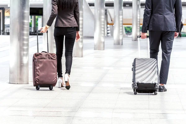 Uomini Affari Che Camminano Con Bagagli — Foto Stock