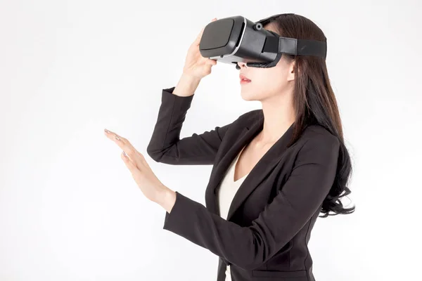 Mujer Joven Disfrutar Con Gafas Realidad Virtual Sobre Fondo Blanco — Foto de Stock