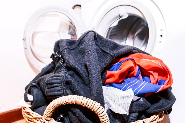 Vuile Doek Mand Met Wasmachine — Stockfoto