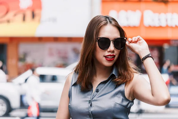 Mulher Segurando Saco Compras Andando Rua — Fotografia de Stock