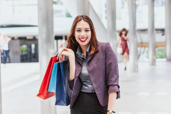 Woman Holding Shopping Bag Walking Street — Stock Photo, Image