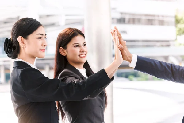 Erfolgreiche Hand Des Business Teams Mit Einer High Fives Geste — Stockfoto