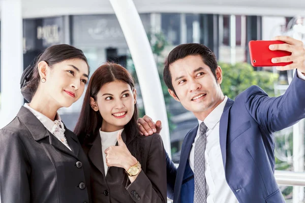 Business People Taking Selfie Smartphone Office — Stock Photo, Image