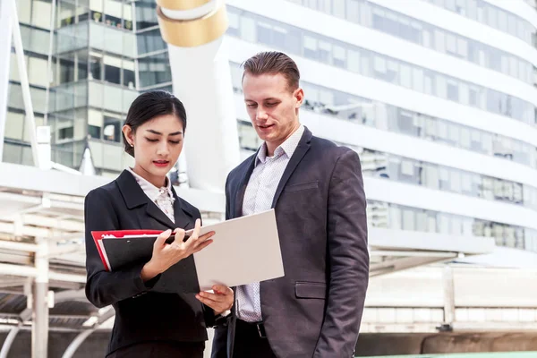 Söz ve birlikte çalışan iki iş ortakları görüntü