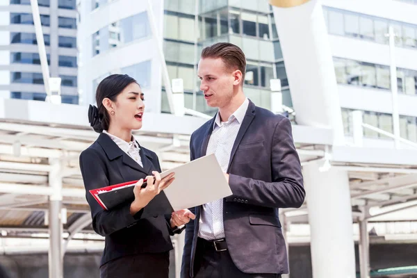 Söz ve birlikte çalışan iki iş ortakları görüntü