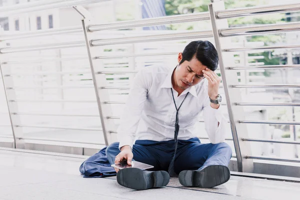 İşsiz işadamı kullanım tablet sit sokakta 