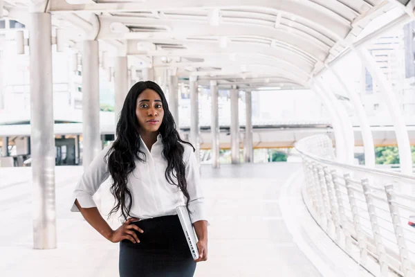 Mujer Africana Sosteniendo Ordenador Portátil — Foto de Stock