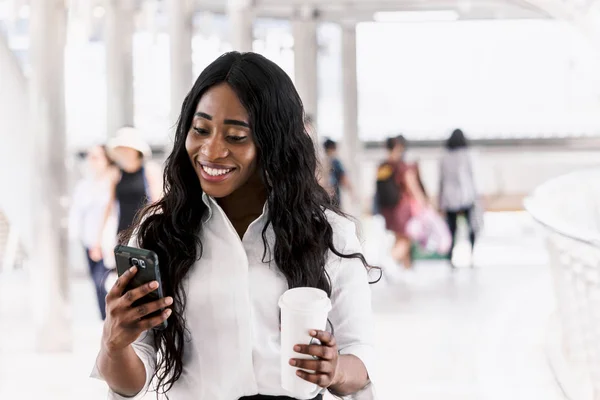 Mujer Afroamericana Con Café Smartphone — Foto de Stock