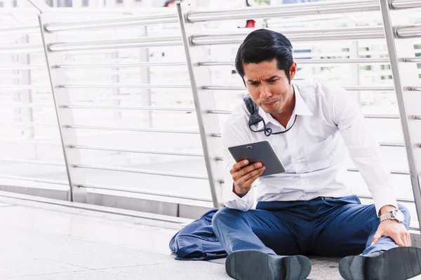 Şsiz Işadamı Kullanım Tablet Sit Sokakta — Stok fotoğraf