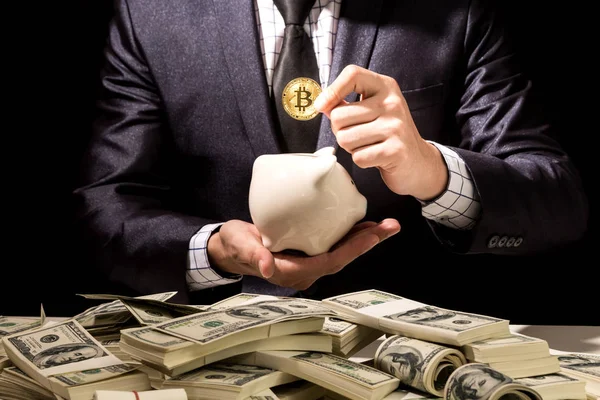 Uomo Affari Possesso Bitcoin Sfondo Nero — Foto Stock