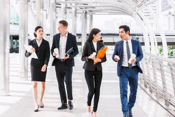 Gruppe Von Geschäftsteams Auf Der Straße — Stockfoto