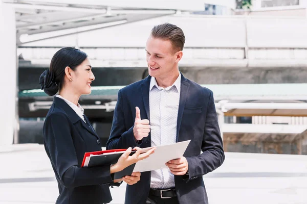 Söz ve birlikte çalışan iki iş ortakları görüntü