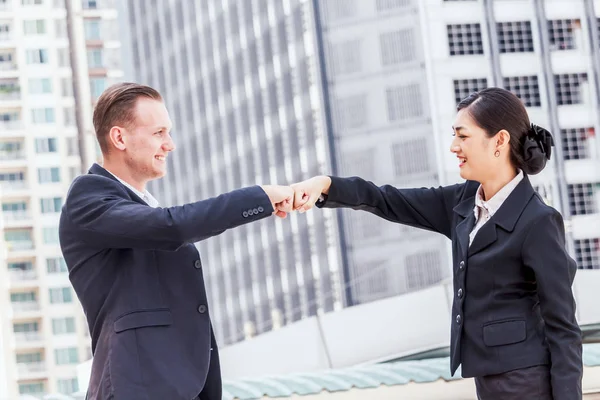 Geschäftsmann Und Partner Geben Hand Zur Faust — Stockfoto