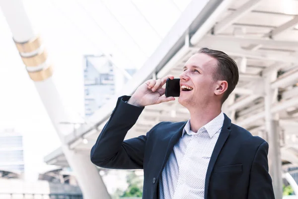 Bonito Homem Negócios Usando Seu Smartphone — Fotografia de Stock