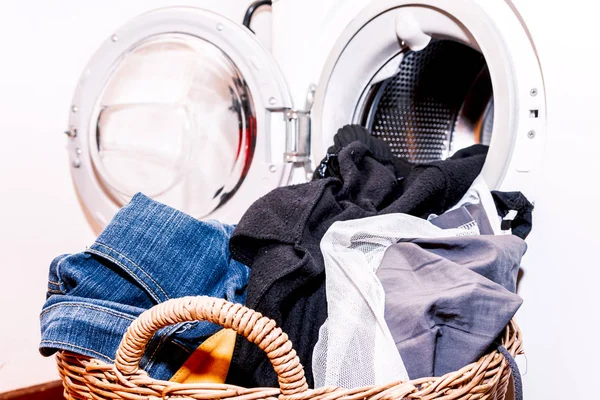 Vuile Doek Mand Met Wasmachine — Stockfoto