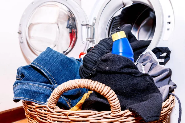 Schmutziges Tuch Korb Mit Waschmaschine — Stockfoto