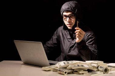 Koyu arka plan üzerinde bilgisayar ile bilgilerini çalmak başlıklı hacker