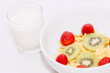 Mısır gevreği tahıl ve çilek ve süt beyaz masada