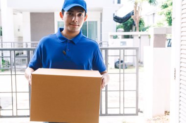 Teslimatçı ile müşteri house yakınındaki karton kutu