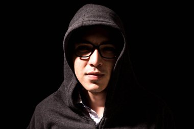 Hacker bir kaputa koyu arka plan'ı