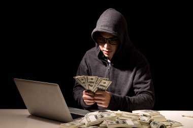 Koyu arka plan üzerinde bilgisayar ile bilgilerini çalmak başlıklı hacker