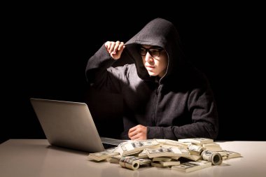 Koyu arka plan üzerinde bilgisayar ile bilgilerini çalmak başlıklı hacker