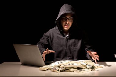 Koyu arka plan üzerinde bilgisayar ile bilgilerini çalmak başlıklı hacker